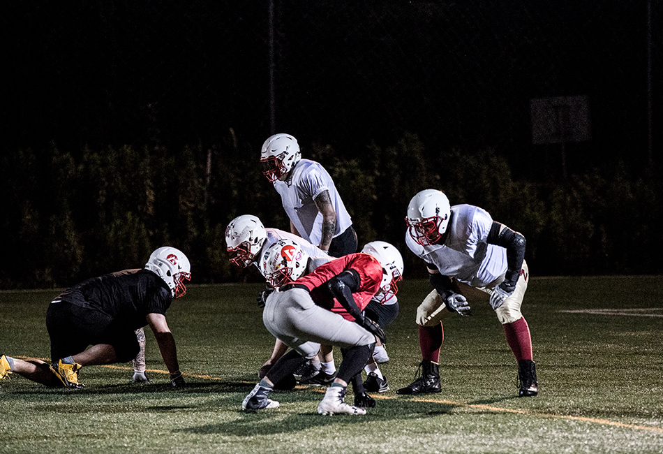 Inleiding tot American Football-uitrusting: helm, schouderstuk en elleboogstuk